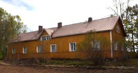 Tiili- ja puunavetta on 1940-luvulta ja siihen liittyy AIV-rehutorni, tosin jo katottomana.