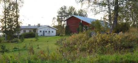 Suurehkoista maatalouden rakennuksista huolimatta vanha viljelty kulttuurimaisema näyttäytyy eheän perinteisenä.