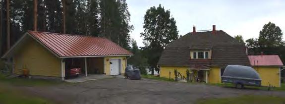 Alkuperäisen osan kattomuoto on aumattu mansardikatto, mutta 1930- luvun alussa tehdyn
