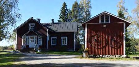 Pihassa on 1920-luvun alussa rakennettu kaksikerroksinen luhtiaitta, jossa leikkauksin