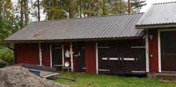 Nykyistä asuinrakennusta on siirretty noin 15 metriä, uusille perustuksille.