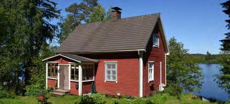 Pihassa pieni puunavetta ja aitta sekä rantarinteessä sauna, joka ollut aiemmin savusaunana.