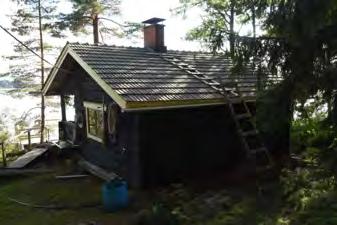 maalatusta pelkkahirrestä tehty rantasauna on rakennettu