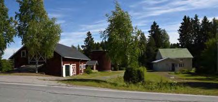 metsäsaarekkeeseen tehty asuinpaikka taitaa olla sotien jälkeiseltä ajalta. 1½ -kerroksisen asuinrakennuksen lasikuisti lienee alkuperäinen.
