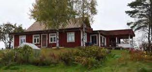 Maatilan matala ja loivakattoinen Kahi-tiiliverhottu asuinrakennus 1960-luvun lopulta on ollut uutena kovin moderni