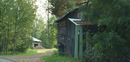 Pihapiirin "Sementtitiili"-pystylautaverhottu navetta ja kookas, maalaamaton vaakalautaverhottu talousrakennus vaikuttavat olevan rakentamisaikansa, noin 1950-60 -lukujen tyylissä.