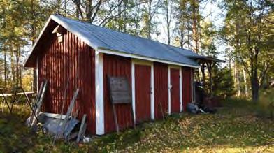 Läheisen Pöljänsalmen tilan työmiehelle ainakin 100 vuotta sitten tehty asuinpaikka on nykyään vapaa-ajan käytössä.