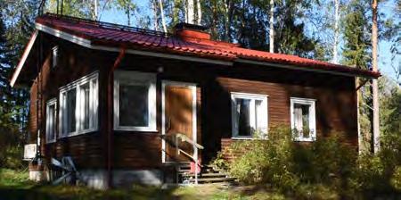 Hirsinen asuinrakennus on tehty uudelleen 1940-luvulla, kun entinen oli palanut. On ollut ympärivuoden asuttuna vuoteen 1962 asti.