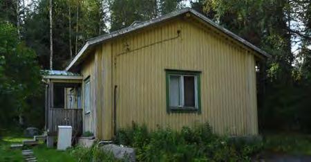 Vanhaa rakennuskantaa ovat lato-varasto (puu-rautasaranoineen) ja
