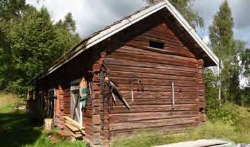 ja kate olivat uusittavina. Kolmeosainen riviaitta hirsiseinineen ja tiilikattoineen taitaa olla 1900-luvun alkupuolelta.