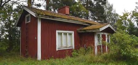 Asuinrakennusta on laajennettu ja koristeltu mm. räystäslautojen kaarileikkauksin. Navettaa myös laajennettu eri suuntiin, nähtävästi useaan otteeseen.
