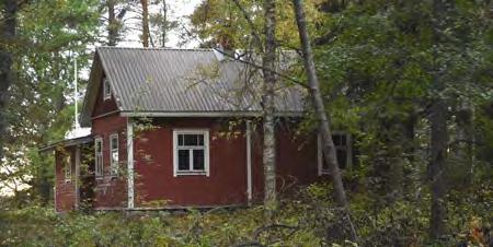 Entinen vilja-aitta on nyt nukkuma-aittana uusine ovineen. Talon rannassa on ollut Iisalmen-Kuopion laivareitin laivojen pysähdyslaituri.