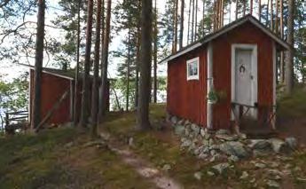 Mökiltä saunarakennukselle ja rantaan johtavat polut on reunustettu lohkarekivillä.