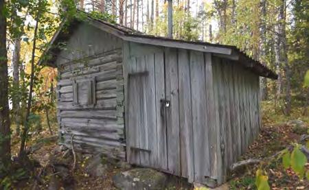 tehty asuinpaikka. Asuinrakennusta vastapäätä on matala, 2 huoneinen riviaitta.