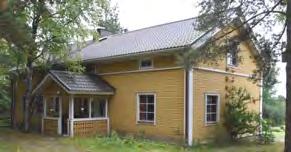 vanha liha-aitta, rannassa sauna ja nuotta-aitta.