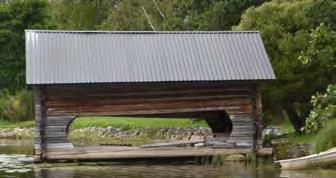 ja II Vanhan maatilan suuri navetta, 1800-luvun lopulla tehty, on tavanomaisesta poikkeava tiilimuurauksen yksityiskohtineen ja
