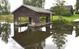 Kaksikerroksisen, tulisijallisen luhtiaitan alin kerros on punatiiltä vuodelta