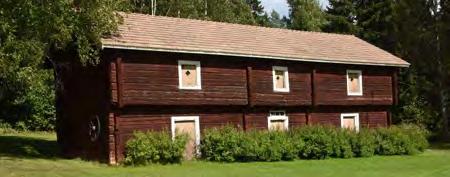 kesäasunnoksi hirrestä tehty kaksikerroksinen rakennus edustaa