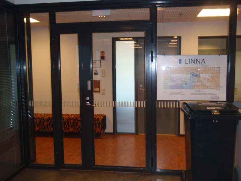Esimerkkikuva ovista. Ovi erottuu kontrasteillaan taustasta. Ovenkahva erottuu myös ovenkarmista. Tummempi kontrastiraita ovessa toisi oven lasiosat selvemmin esille. Ovista puuttuvat potkusuojat.