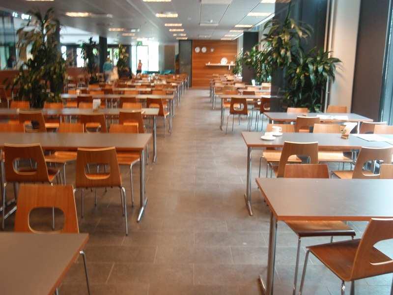 Ravintolan oikeanpuoleinen käytävä on riittävän leveä. Palvelutiskin korkeus on n. 890mm ja syvyys n. 300mm, mikä riittää esteettömään asiointiin.