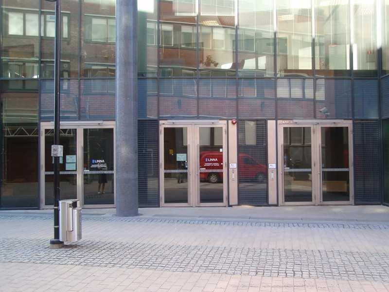 Sisäänkäynnit Pääsisäänkäynti, Pinninkadun sisäänkäynti ja mikroluokkien sisäänkäynti Sisäänkäynti Sisäänkäyntien ja rakennuksen julkisivun kontrastiero on riittävä.