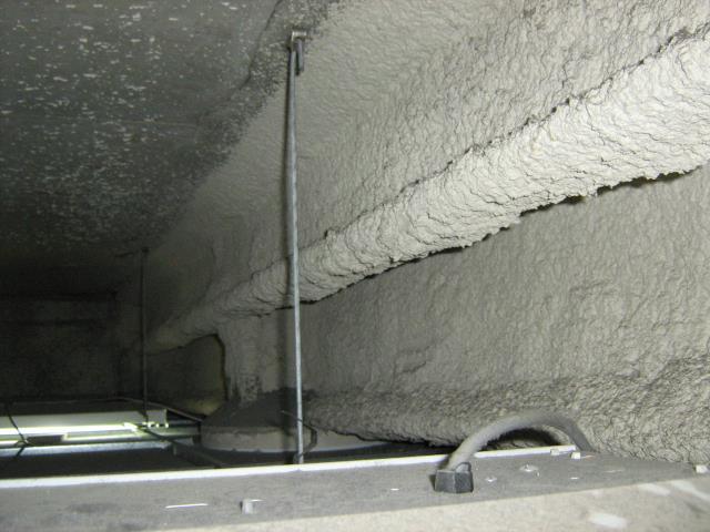 Teräsrakenteiden palosuojaus, korroosiosuojaus ja halkeilevien kattojen korjaukset ovat myös ruiskutetun asbestin käyttökohteita, joista esimerkkeinä kuvat 1 ja 2.