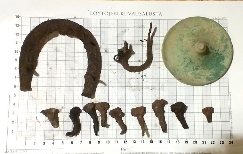 Reijo Hyvönen löysi 3.8.2013 Janakkalan Hangastenmäen laelta metallinpaljastimella kuvassa 1 näkyvät löydöt. Löytöjen merkitys ei vielä tässä vaiheessa selvinnyt. Kuva 1. Kuva ja löydöt Reijo Hyvönen.