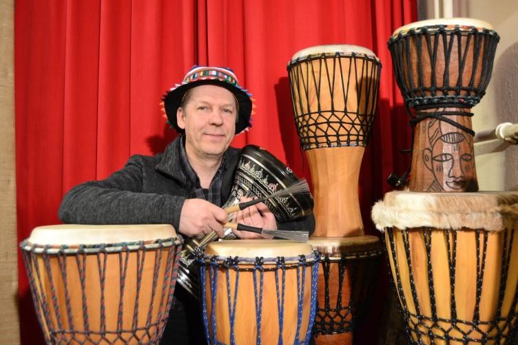 TYÖPAJA 8: Äänimaailma, rytmiikka ja improvisaatio Kuule, kuinka keho kaikuu ja äänimaailma täyttää teatterin!