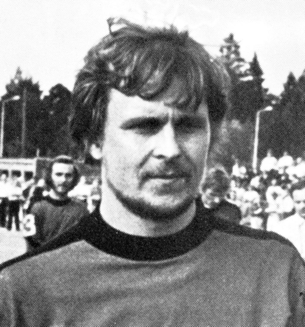 Raimo Pasanen * 27.6.1946 Jyväskylän mlk. 8 ottelua 4 istö ott 1 SM kultaa 3 SM-pronssia Lyöjäkuningas 1970 1965 19 HoNsU 3. 21 2 10 24 1966 20 HoNsU 3. 22 22 25 i - 3p 1967 21 HoNsU 5.