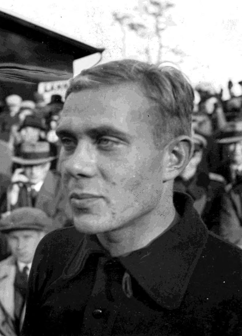 Leo "Pepe" Hannula * 5.8.1912 Elimäki k 14.3.1988 Lahti 11 ottelua 4 PPL-TUL ottelua 7 SM kultaa 7 SM hopeaa 2 SM-pronssia Lyöjäkuningas 1948 1931 19 KyUS 7. 1932 20 HPL 1.