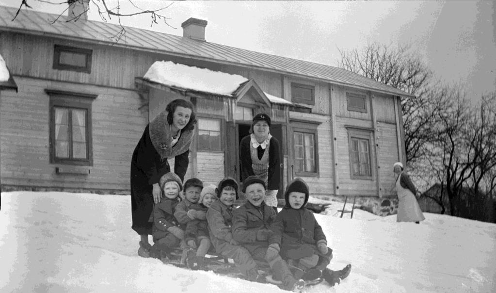 Kesäksi 2015 valmistui myös alakerran kamarin näyttely, jossa teemana on rakennuksen historia ja Kivelle kuuluneisiin esineisiin liittyvät tarinat.