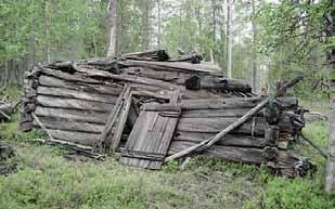 17.5 Selkäaidan jäänteet Kuva 159. Jorma Mattssonin karttapiirustus alueesta Kuva 160. Kuoskulaisten kämppä. LKYT 2005.