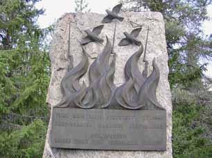 Paavonmaan muistomerkin ovat suunnitelleet Seitajärven kyläläiset ja se on paljastettu heinäkuussa 1990. LKYT 2005.