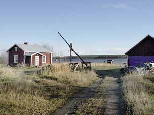 Ulkoseinämateriaalina on punainen hirsi, kuistiosa on pystyrimoitettu. Rakennuksessa on 2- ja 6-ruutuiset pystykarmiikkunat. Päärakennus on rakennettu vuonna 1946.