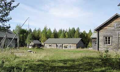 Vanhempi päärakennus on harjakattoinen hirsirunkoinen betonisokkelilla oleva rakennus, jonka vesikatteena on harmaa pelti. Rakennuksessa on 6-ruutuisia pystykarmi- ja vaakakarmi-ikkunoita.