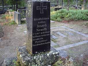 Kuva 130. Joseph Nemethin hautamuistomerkki Savukosken hautausmaalla. LKYT 2005. Sankaripatsas ja evakkomatkalla kuolleiden savukoskelaisten muistomerkki sijaitsevat hautausmaalla.