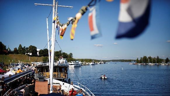 Saimaan vesistöt tarjoavat silmänruokaa sekä mahdollisuuden aktiviteetteihin, linnoitus huokuu historiaa ja kesätapahtumat pitävät huolen kulttuurielämyksistä.