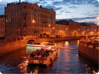 Auringon laskiessa ja kaupungin valojen syttyessä laiva lipuu arvokkaasti toinen toistaan upeampien palatsien ja siltojen ohi.