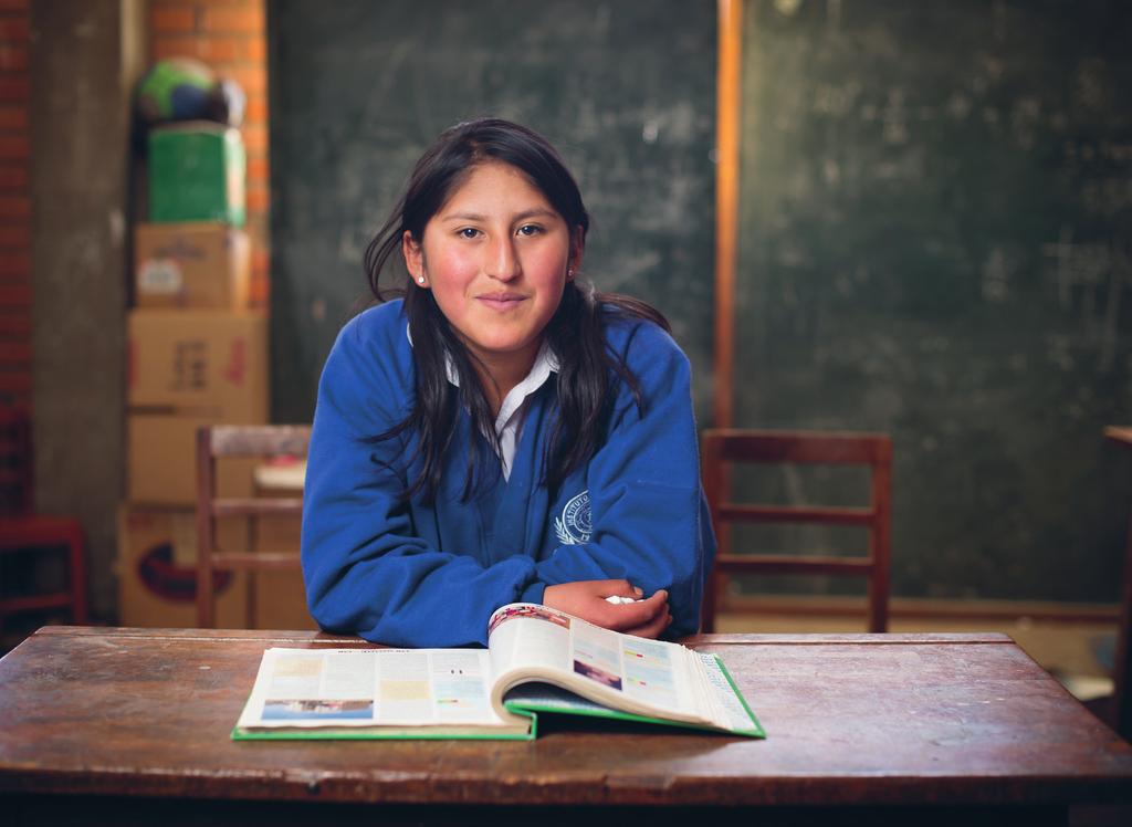 Bolivialainen Liseth pitää koulusta.