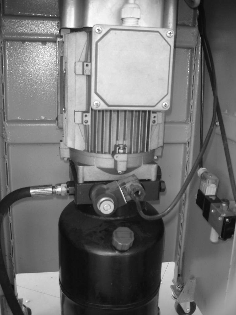 hydrauliikan pumppu sille suunnitellulle paikalle ohjainyksikön sisälle mukana tulevilla ruuveilla (kuva 16). 2. Asenna hydrauliikkaletku pumpulta nostimella olevan Y-haaraan.