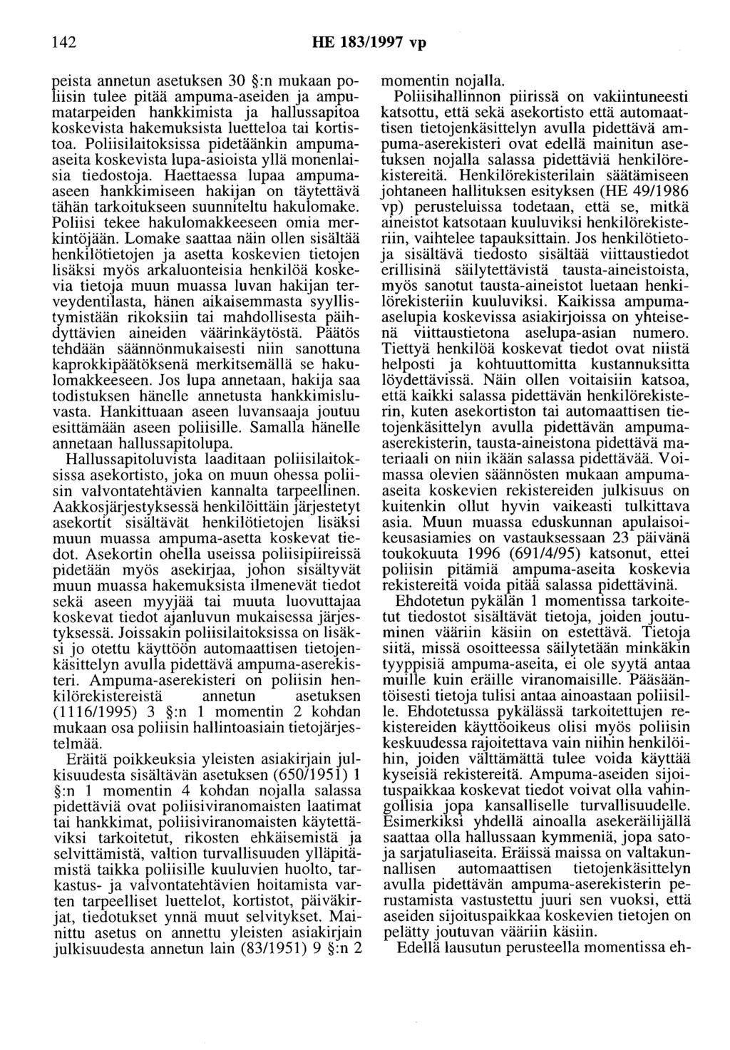 142 HE 183/1997 vp peista annetun asetuksen 30 :n mukaan poliisin tulee pitää ampuma-aseiden ja ampumatarpeiden hankkimista ja hallussapitoa koskevista hakemuksista luetteloa tai kortistoa.