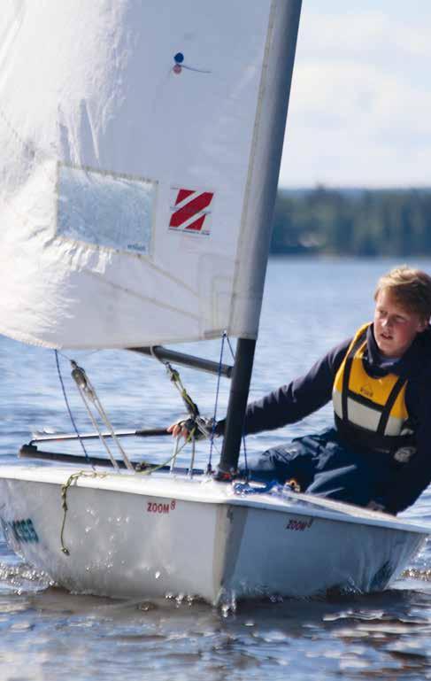 Leiriohjelma koostuu purjehduksen ja vesillä olon lisäksi muusta rennosta ja liikunnallisesta ohjelmasta. Leiri on tarkoitettu erityisesti 6 16 -vuotiaille lapsille ja nuorille.