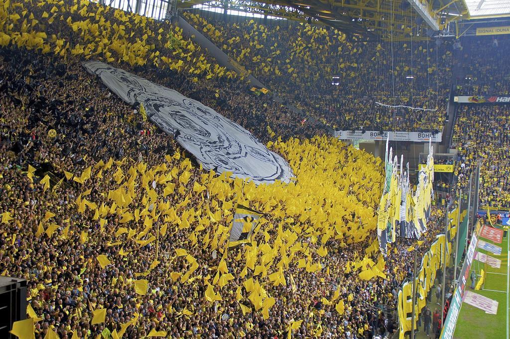Kuva 1. BVB Dortmundin kannattajia (Peter Fuchs 2011). 3.2 Euroopan sarjat ja seurat Eurooppalaisen jalkapallon voidaan sanoa olevan maailman parasta monilla mittareilla mitattuna.