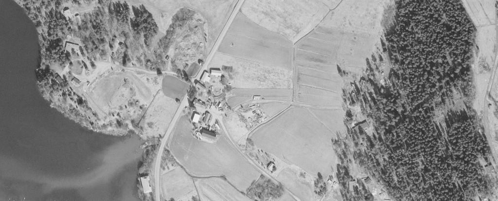 Ilmakuva 2. Nykyaikainen ilmakuva Pirkkalankylästä. Hiidenmäen moreeni- ja kallioalue kylämäen luoteispuolella on metsittynyt 1960-luvun jälkeen.