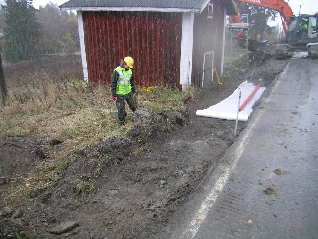 rakennekerrosten ja kahden kaivon tapauksessa myös tiepenkereen alla sijaitsevan savimaan halki. Yksi sadevesikaivoista liittyi valvonnan I-alueeseen.