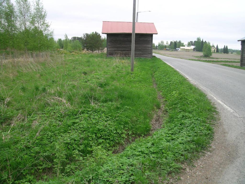 Pirkkalankylän kylämäen lakeen ja koillisrinteeseen. E-alueella maanpinta laskeutuu loivasti myös koillisesta lounaaseen, kohti Tursiannotkon alannetta.