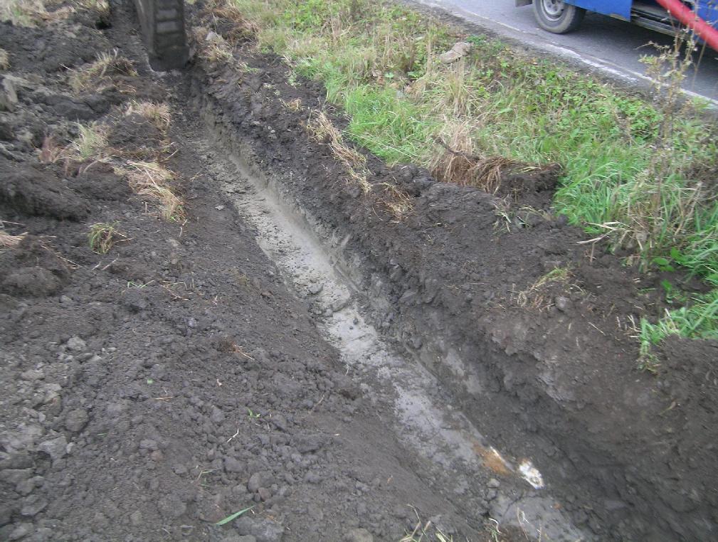 peltokerrosta), jota poistettiin noin 20 cm syvyydeltä. Harmaan savimullan päällä havaittiin vain pengerluiskan soraa.