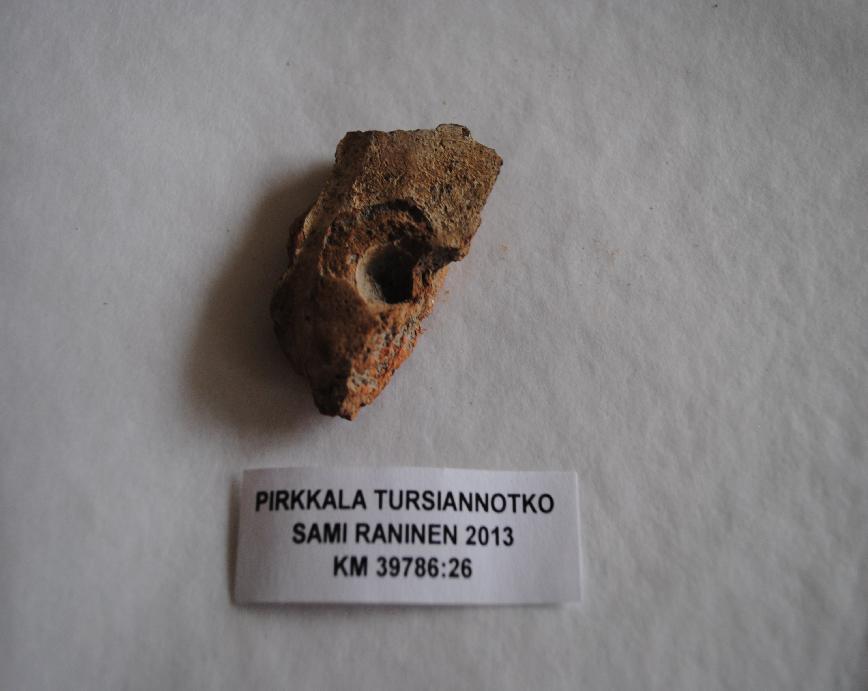 KM 39786 PIRKKALA PIRKKALANKYLÄ (BIRCALA) KM 39786 ja TURSIANNOTKO X 4960 / Y 1014 I-Y1/I-Y2 5. Rautaesine Paino 17,1 g, pit. 53 mm, lev. 19 mm. paks 11 mm. 6. Keramiikkaesineen katkelma Kaakelia?