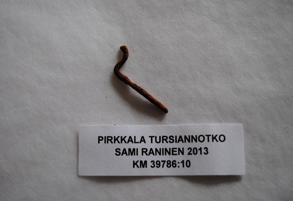 KM 39876 PIRKKALA PIRKKALANKYLÄ (BIRCALA) KM 39876 ja TURSIANNOTKO X 5067 / Y1012 G-Y1 19. Palanut savi, 6 kpl Osassa ruoko- tai olkipainanteita. Paino 69,1 g.