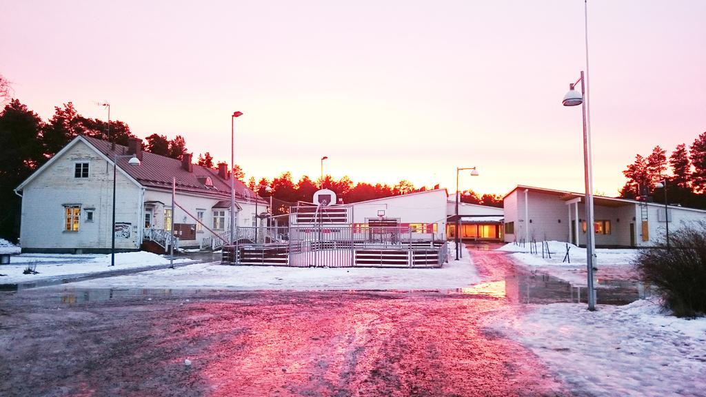 Ysien opas Tervehdys Sinulle, peruskouluasi päättämässä oleva ysiläinen! Olet kohta siirtymässä uuteen elämänvaiheeseen: oppivelvollisuutesi on suoritettu ja tulevaisuuden haasteet odottavat.